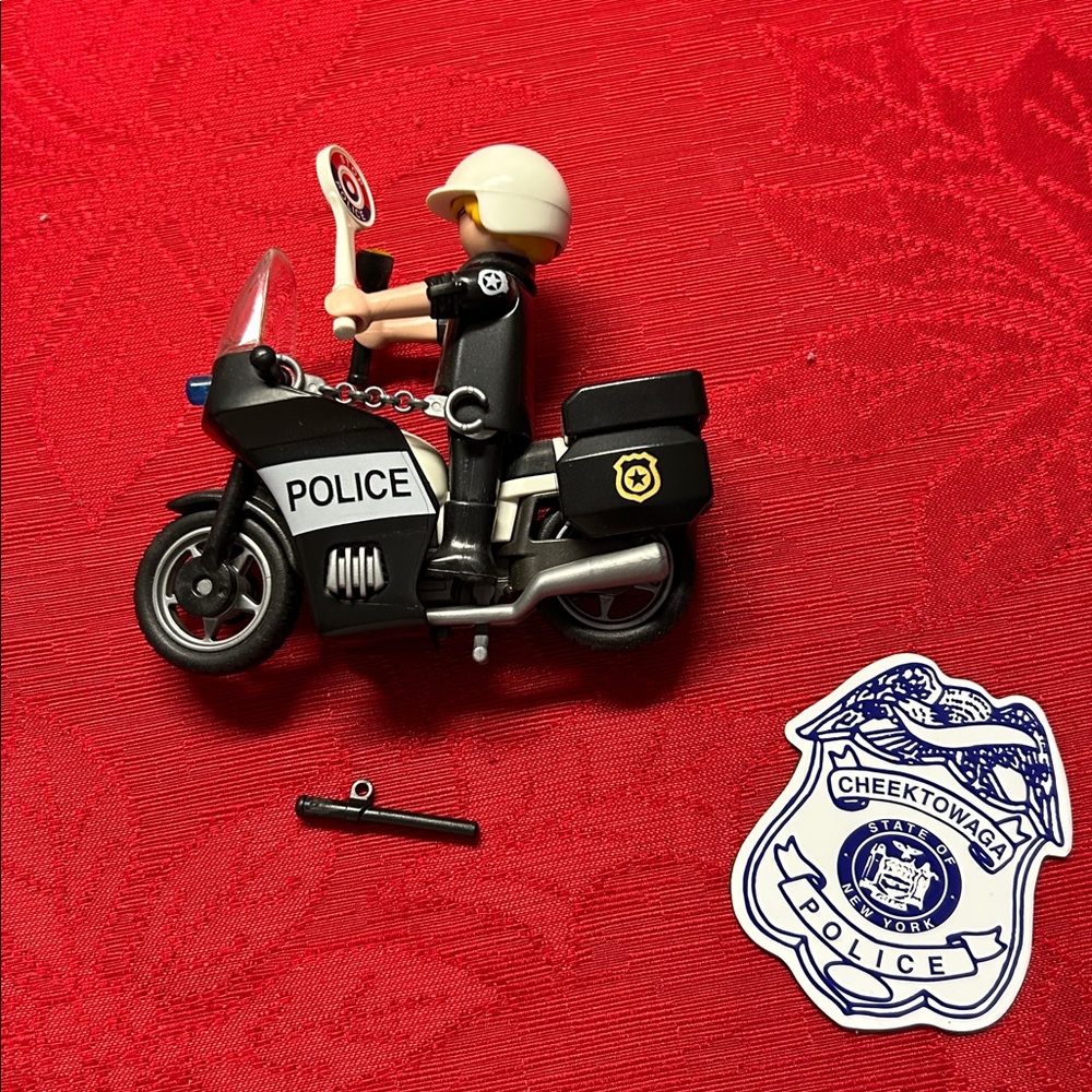 Motorcycle Cop & Magnet🏍️ 👮‍♂️ - Picture 4 of 7
